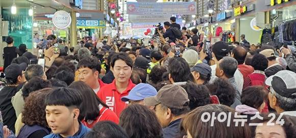 2일 오후 박근혜 전 대통령의 경남 진주 중앙시장 방문을 환영하기 위해 시민들이 구름같이 모여들고 있다. [사진=임승제 기자]