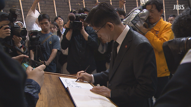 김문수 국민의힘 대선 후보가 오늘(2일) 제주4·3평화공원을 참배한 모습 (사진, 오일령 기자)