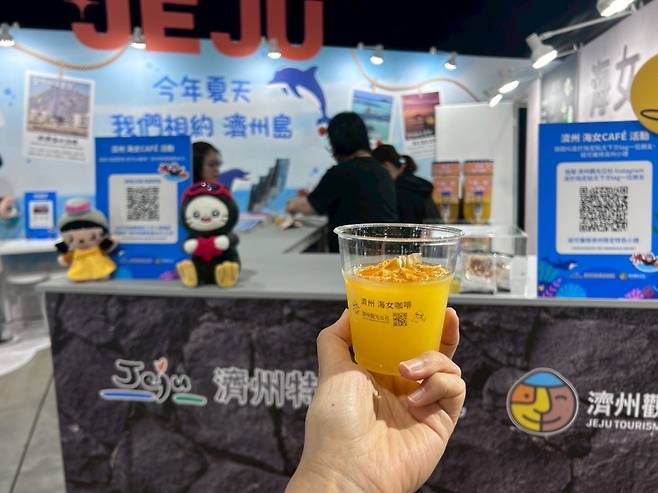 제주 해녀 카페 전경. 귀여운 캐릭터와 SNS 이벤트 안내판, 제주산 음료가 어우러진 공간으로, 감성 콘텐츠와 체험을 접목해 제주만의 정체성을 강조했다. (제주관광공사 제공)