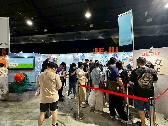 제주 해녀 카페 체험 부스를 찾은 대만 관람객들이 긴 줄을 서며 입장을 기다리고 있다. (제주관광공사 제공)