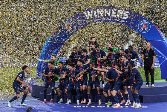 트로피 세리머니를 하는 PSG 선수단. 왼쪽이 주장 마르키뉴스, 오른쪽이 루이스 엔리케 감독. [신화=연합뉴스]