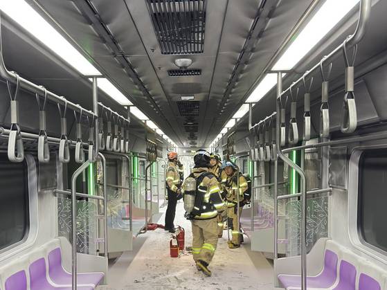 5호선 객차 천장이 검게 그을린 모습. [사진 영등포소방서]