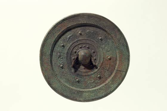 무령왕릉에서 출토된 '의자손'이란 글자가 새겨진 의자손수대경. ⓒ국립청주박물관