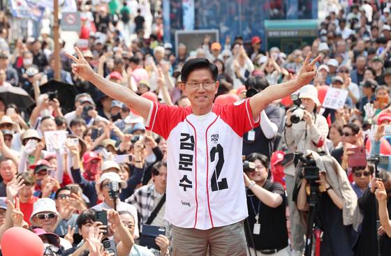 김문수 국민의힘 대통령 후보가 1일 오후 경기 의정부시 태조이성계상 앞에서 열린 유세에서 지지를 호소하고 있다. 뉴스1