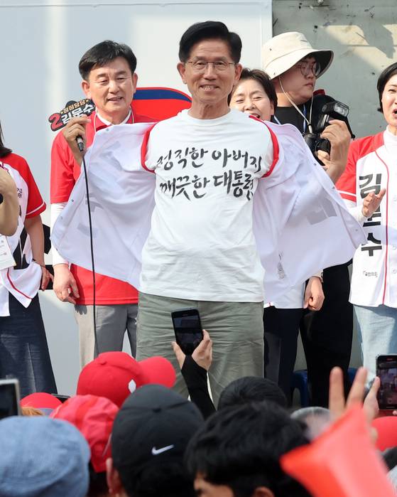 김문수 국민의힘 대선 후보가 1일 서울 연신내역 주변에서 열린 유세에서 지지를 호소하고 있다. 임현동 기자