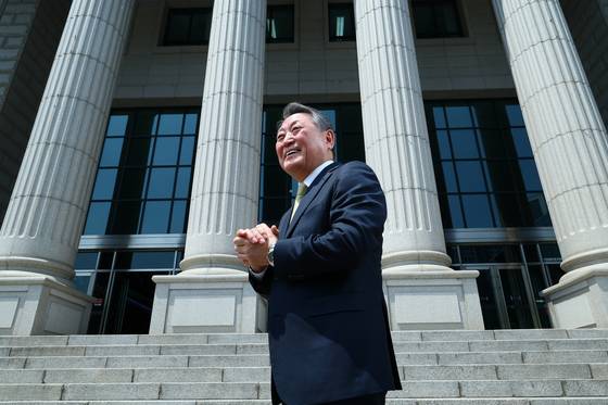 박정운 한국외국어대학교 총장이 서울캠퍼스에서 환하게 웃고 있다. 김현동 기자