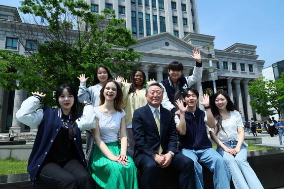 박정운 한국외국어대학교 총장이 서울캠퍼스에서 학생들과 함께 포즈를 취하고 있다. 김현동 기자