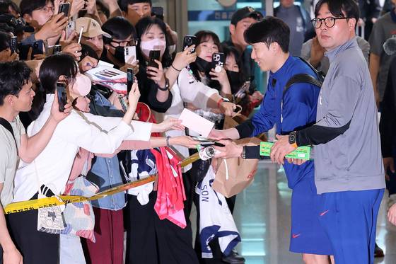 축구 팬들과 악수하며 인사를 나누는 축구대표팀 주장 겸 에이스 손흥민. 뉴스1