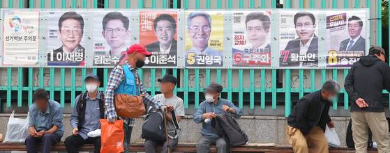 제21대 대통령선거를 하루 앞둔 2일 인천 부평구 부평역 광장에 선거 후보 벽보가 게시되어 있다. 연합뉴스