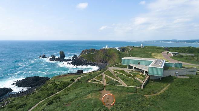 제주도 섭지코지에 위치한 휘닉스 아일랜드의 대표 건축 ‘글라스하우스’가 5월 1일 베이커리 카페 ‘플로이스트’로 리브랜딩해 오픈했다. 사진 휘닉스 호텔앤드리조트