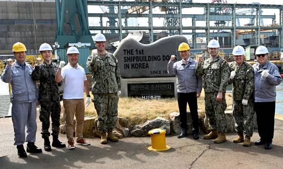 HJ중공업은 닐 코프로스키 주한미해군사령관(준장)이 지난 4월 10일 부산 영도조선소를 방문해 유상철 대표 등 경영진과 기념 촬영하고 있다. 연합뉴스