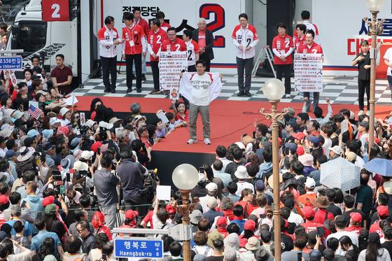 김문수 국민의힘 대통령 후보가 1일 오후 경기도 의정부시 거리 유세에서 윗옷을 들쳐보이며 방탄복을 입지 않았다고 말하고 있다. 뉴스1