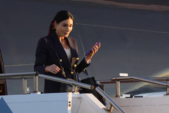 로라 루머가 지난해 9월 10일 대선 토론에 참가하던 도널드 트럼프 대통령과 함께 필라델피아 공항에 도착하고 있다. AP=연합뉴스