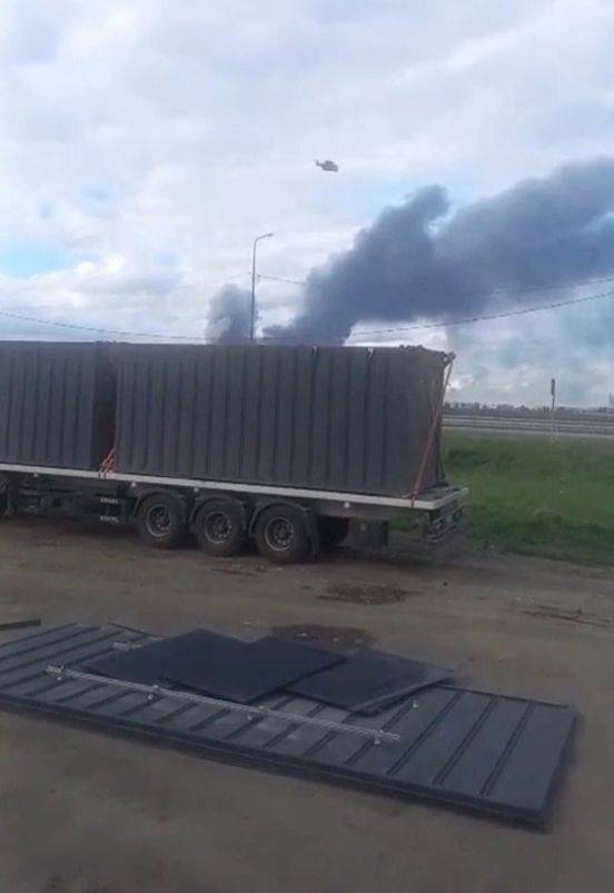 우크라이나는 1일(현지시간) 러시아 시베리아 이르쿠츠크 지역에 있는 벨라야 기지를 포함해 러시아 본토 공군기지 4곳을 드론으로 공격해 러시아 공군의 핵심 자산인 전략폭격기 40여대를 타격했다. 우크라이나는 '거미줄 작전'으로 부르는 이번 작전에서 일인칭 시점(FPV) 드론을 컨테이너 트럭(사진)에 싣고 육로를 통해 러시아 본토 4개 공군기지로 접근시킨 다음, 컨테이너 지붕을 열고 드론을 날려 기지에 주기된 전략폭격기들을 타격했다. 로이터=연합뉴스