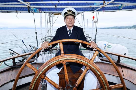 우리나라 유일한 범선 코리아나호의 정채로 선장이 모항인 전남 여수시 소호요트마리나에서 조타키를 점검하고 있다. 그의 손에 페인트가 묻어있다. 장정필 객원기자