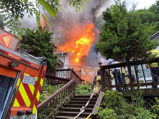 ▲ 2일 오후 2시 21분쯤 화촌면 풍천리 일원 한 교회에서 불이나 홍천소방서 등이 현재 진화 중이다. 홍천소방서 제공.