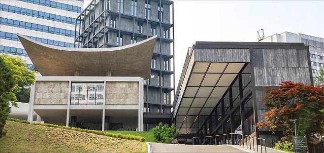 주한프랑스대사관 보안검색대를 지나 경내로 들어서면 정면에 보이는 ‘김중업관’(왼쪽).  최혁 기자