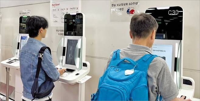 한국인 관광객들이 1일 일본 하네다공항에 마련된 한국인 전용 입국 수속용 키오스크에서 입국 절차를 밟고 있다.  도쿄=김일규 특파원