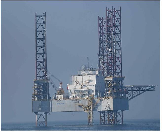 한중 양국의 200해리 배타적경제수역(EEZ)이 겹치는 서해 잠정조치수역에 중국이 2022년 일방적으로 관리시설이라며 설치한 석유 시추설비 형태의 구조물 사진을 엄태영 국민의힘 의원이 24일 공개했다. /사진=연합뉴스