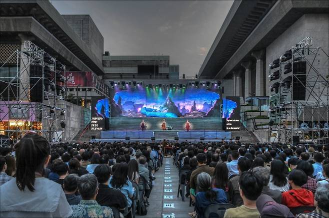 광화문 광장에서 열린 야외 오페라 마술피리 현장 /(c)세종문화회관 제공