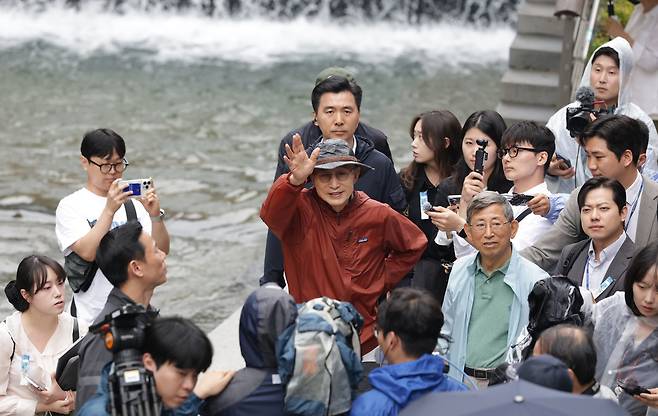 이명박 전 대통령이 청계천 복원 20주년을 맞아 2일 서울 종로구 청계천을 산책하며 시민들과 인사하고 있다. 공동취재