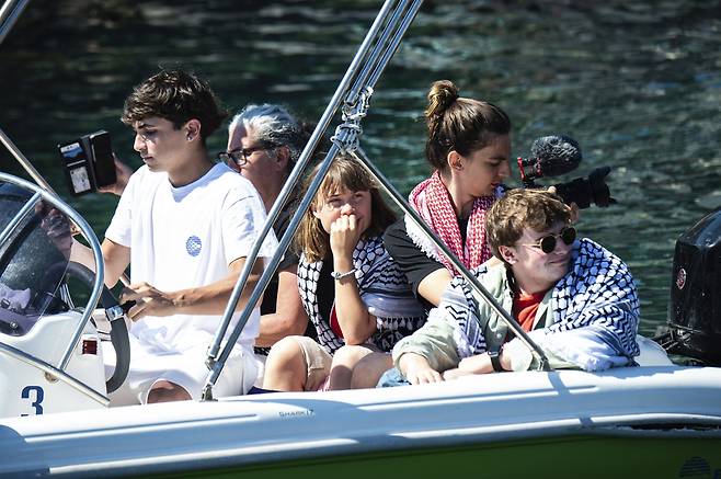 기후 운동가 그레타 툰베리(가운데)가 1일(현지시간) 이탈리아 카타니아의 시칠리아 항구에서 가자지구로 향하는 자유선단엽합의 매들린호에 탑승하고 있다. AP연합뉴스