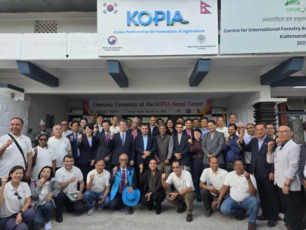 ‘코피아(KOPIA·해외농업기술개발사업) 네팔센터 개소식’ 참석자들이 기념 촬영을 하고 있다. 농촌진흥청 제공,