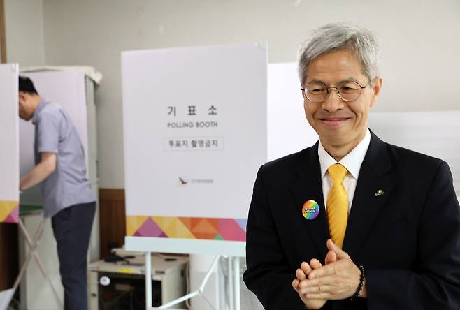 Kwon Young-gook, presidential candidate of the Democratic Labor Party, casts his ballot at an early voting station set up in Yeosu, South Jeolla on May 29, the first day of early voting for the 21st presidential election. [YONHAP]