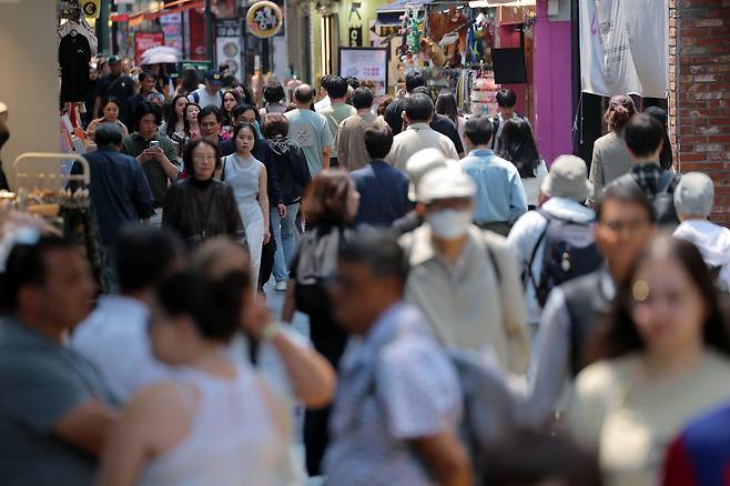Citizens crowd a shopping district in Myeong-dong, Jung District, central Seoul on May 27. [NEWS1]