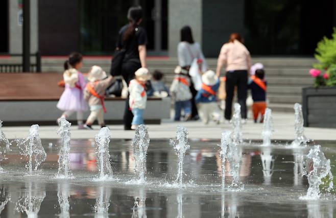 Children out on a field trip are seen at Gwanghwamun Square in Jongno District, central Seoul on May 13. [NEWS1]