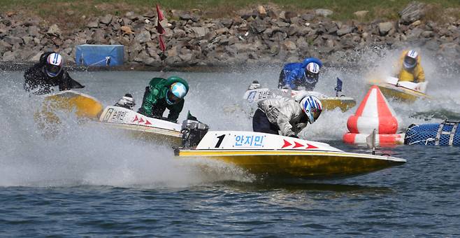 미사경정장에서 선수들이 턴마크를 돌며 경합을 벌이고 있다. 국민체육진흥공단