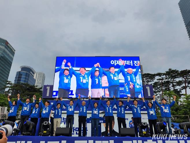 더불어민주당 상임총괄선대위원장들이&nbsp; 2일 서울 영등포구 여의도공원 문화의 마당에서 열린 이재명 대선 후보 집중 유세에 참석했다. 권혜진 기자