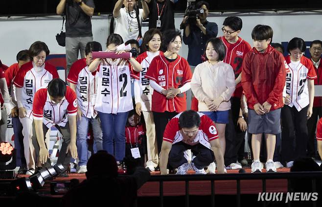 ‘국민 여러분께 사죄드립니다’김문수 국민의힘 대선 후보가 2일 저녁 서울시청 앞 광장에서&nbsp; 열린 피날레 유세에서 “그동안 탄핵도 잘못하고, 계엄도 잘못한 게 많다. 지금까지와는 다른 대한민국 정치를 하겠다는 다짐을 하겠다”며 대선 경선 주자들, 당 지도부, 가족과 함께 큰절하고 있다.
