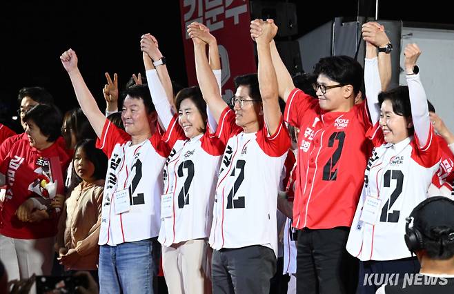 한동훈 전 대표와 안철수·나경원·양항자 공동 선거대책위원장 등 김 후보와 함께 경선에 참여했던 이들도 마지막 유세에 동참했다. 다만 다른 경선 주자들과 달리 한 전 대표는 ‘김문수’라고 적힌 유세복은 입지 않았다.&nbsp;