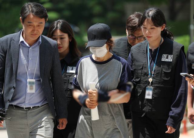 모자와 마스크를 착용한 박모씨가 1일 구속 전 피의자 심문(영장실질심사)에 출석하기 위해 서울 서초구 서울중앙지법으로 들어가고 있다. 투표용지 발급 업무를 담당했던 박씨는 21대 대선 사전투표 첫날인 지난 29일 남편의 신분증으로 투표용지를 발급해 대리투표를 한 혐의(공직선거법 위반)로 붙잡혔다. 법원은 “증거 인멸과 도망의 염려가 있다”며 구속 영장을 발부했다. 연합뉴스