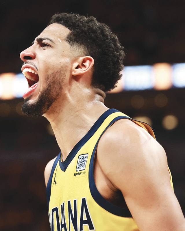 미국프로농구(NBA) 인디애나 페이서스의 가드 타이리스 할리버튼이 1일(한국시간) 미국 인디애나주 인디애나폴리스의 게인브리지 필드하우스에서 열린 2024-2025 NBA 뉴욕 닉스와 동부 콘퍼런스 결승(7전4승제) 6차전에서 125대 108 승리로 팀의 파이널 진출을 이끈 후 포효하고 있다. AFP연합뉴스