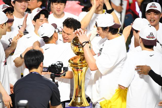 조상현(가운데) 창원 LG 감독이 지난달 17일 2024-2025 프로농구 KBL 챔피언결정전 최종 7차전에서 우승을 확정한 뒤 눈물을 흘리며 선수들과 기쁨을 나누고 있다. KBL 제공