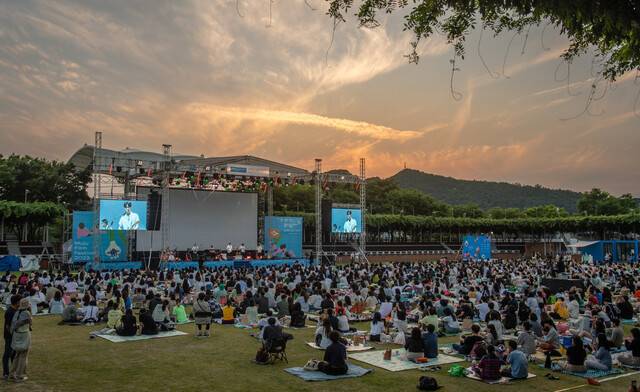 지난 2023년 6월 무주등나무운동장에서 열린 무주산골콘서트 모습. 2013년 시작된 무주산골영화제는 우리나라 야외 영화제의 효시이자, 자부심이다. 이 영화제는 무주의 청정 대자연에서 ‘영화 소풍’을 하는 작지만 의미 있는 축제다. 무주산골영화제 제공