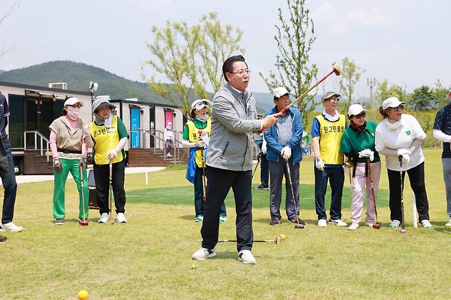 김영록 전남도지사 파크골프 시타 장면. 전남도 제공