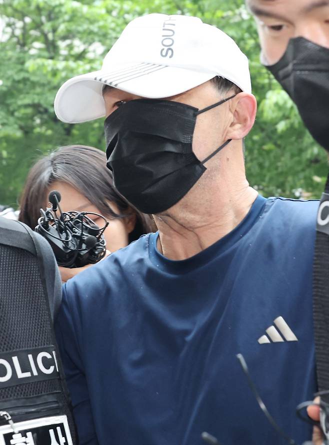 서울 지하철 5호선 열차 안에 불을 지른 60대 남성이 2일 영장실질심사를 위해 서울남부지법에 출석하고 있다. 연합뉴스