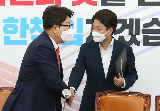 2022년 7월 국회 최고위원회의에서 인사하는 국민의힘 권성동 원내대표(왼쪽)와 이준석 당시 당대표. 공동취재사진