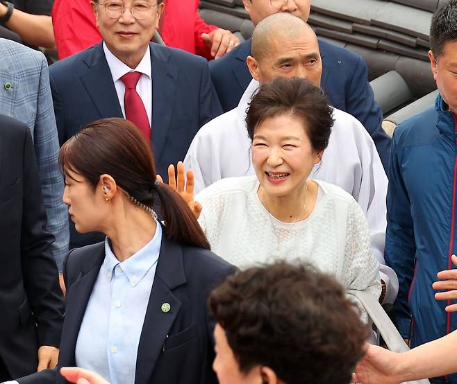 박근혜 전 대통령이 대선을 하루 앞둔 2일 오전 부산 금정구 범어사를 찾아 지지자들에게 인사하고 있다. 연합뉴스
