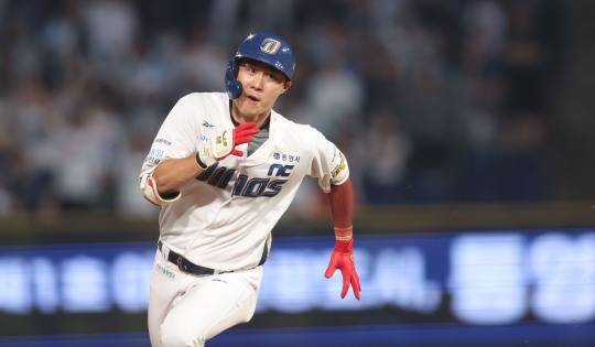 NC 한석현 그라운드 홈런 질주. 사진[연합뉴스]