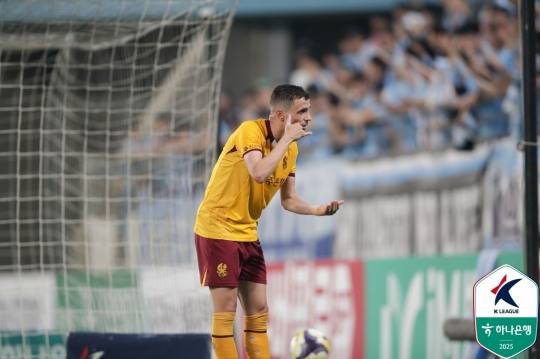 광주 아사니의 골 세리머니. 사진[연합뉴스]