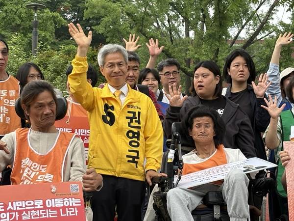 ▲선거운동 마지막 날인 2일 오전 8시45분혜화역 장애인 차별 철폐 투쟁 현장을 찾은 권영국 후보. 사진=윤유경 기자.