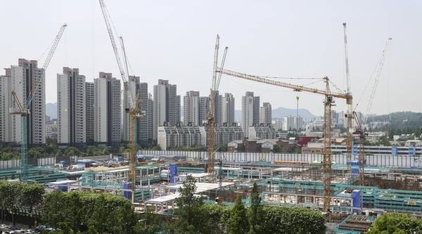 서울 한 아파트 공사 현장 전경. [사진 출처 = 연합뉴스]