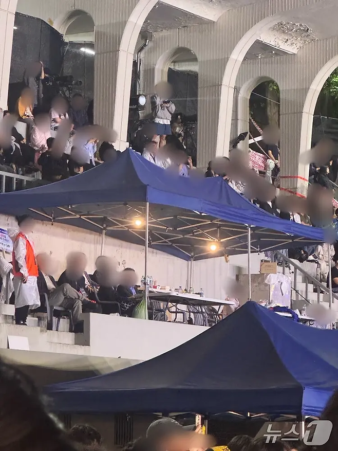 홍익대 축제 현장. 본부석에서 교직원 가족들로 추정되는 인물들이 공연을 관람하고 있다.  [사진 = 뉴스1]