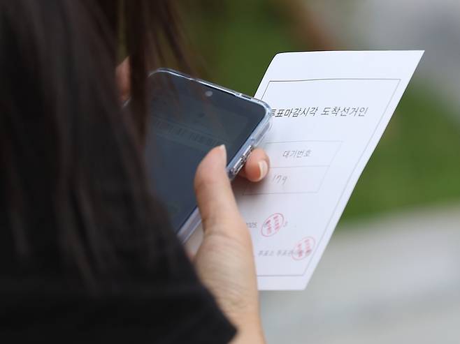 제21대 대통령선거 사전투표 둘째 날인 지난달 30일 서울 중구 을지누리센터에 마련된 사전투표소에서 투표 종료 이후에도 투표하지 못한 한 유권자가 대기표를 들고 투표 순서를 기다리고 있다. [사진 출처 = 연합뉴스]