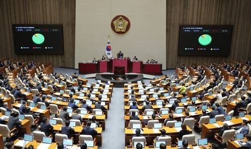 지난달 1일 국회에서 열린 본회의에서 2025년도 제1회 추가경정예산안이 통과되고 있다.[사진 출처 = 연합뉴스]