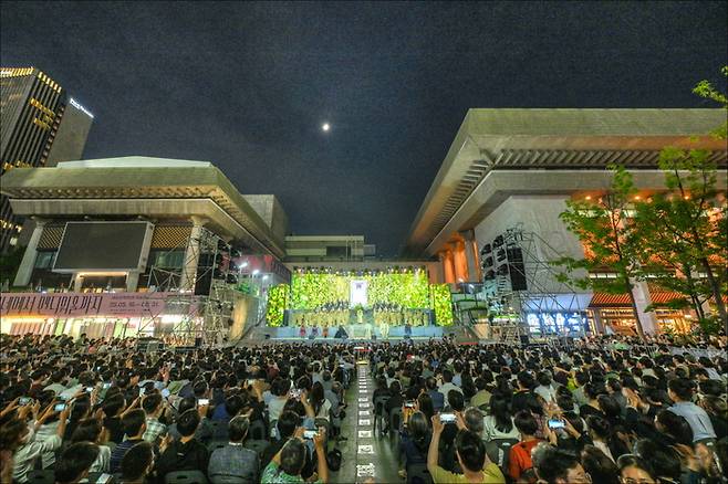 1일 광화문광장과 맞닿은 서울 세종문화회관 중앙계단을 활용해 열린 서울시오페라단 야외 오페라 ‘마술피리’ 한 장면. 공연은 2일까지 이틀간 열려 무료 좌석 총 2000석이 꽉 찼고, 시민 누구나 관람할 수 있었다. 사진제공=세종문화회관